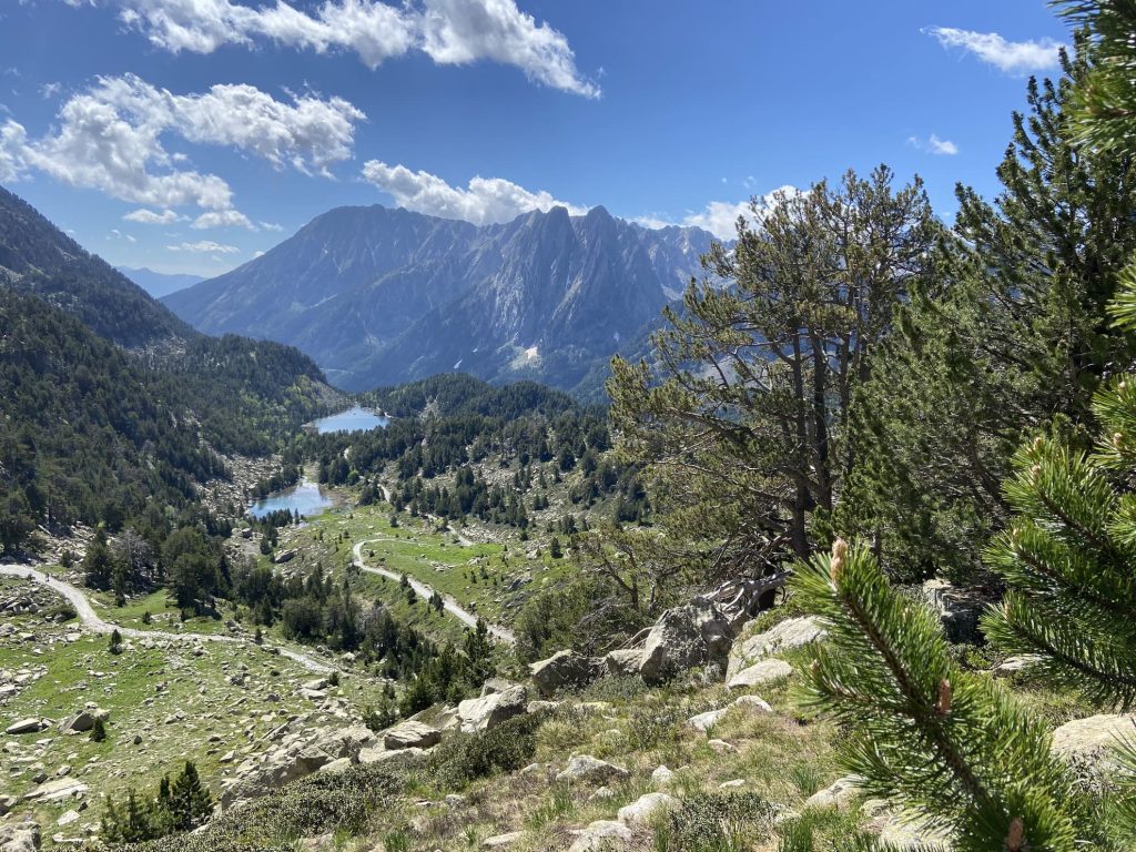 Pujant al Refugi d'Amitges al Parc nacional d'Aigüestortes i Estany de Sant Maurici - Apartaments Les Picardes - Espot