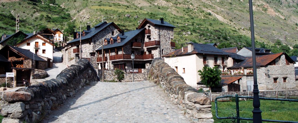 Arribant a Les Picardes pel pont romànic sobre el riu Escrita